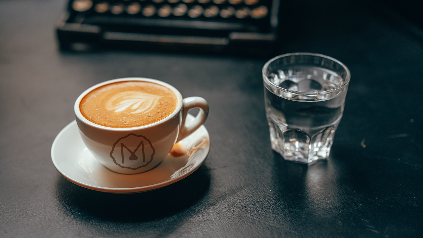 Coffee accompanied by water: the inseparable pairing at the bar